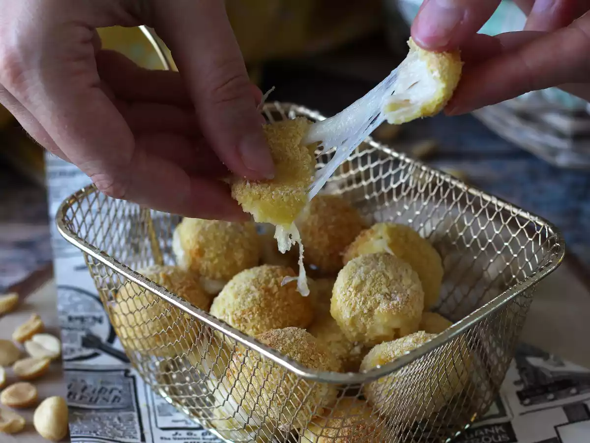 Bolitas de mozzarella empanadas en freidora de aire - foto 2