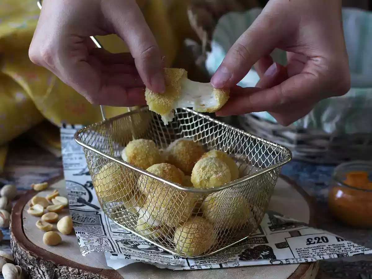 Bolitas de mozzarella empanadas en freidora de aire - foto 4