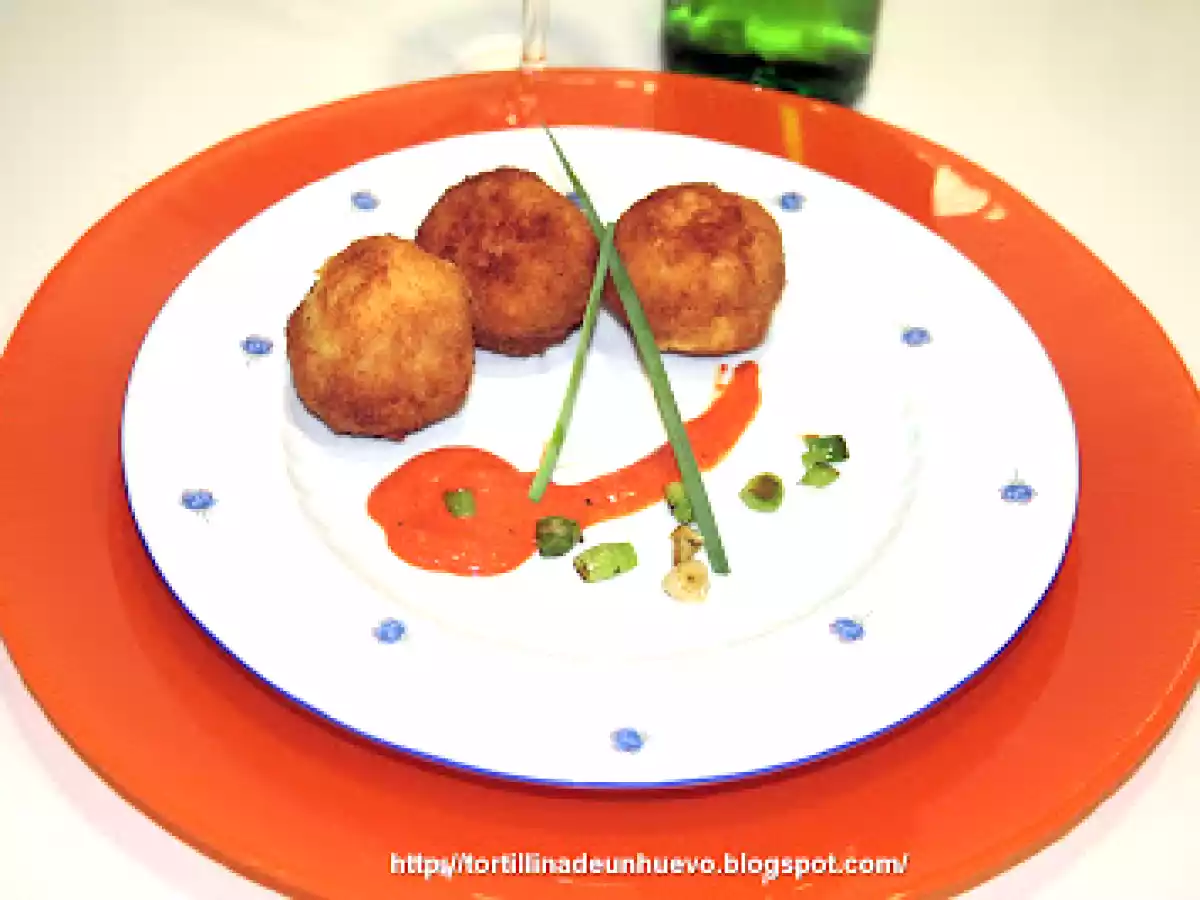 Bolitas de polenta rellenas de gambas, champiñones y ajos tiernos con salsa de piquillos