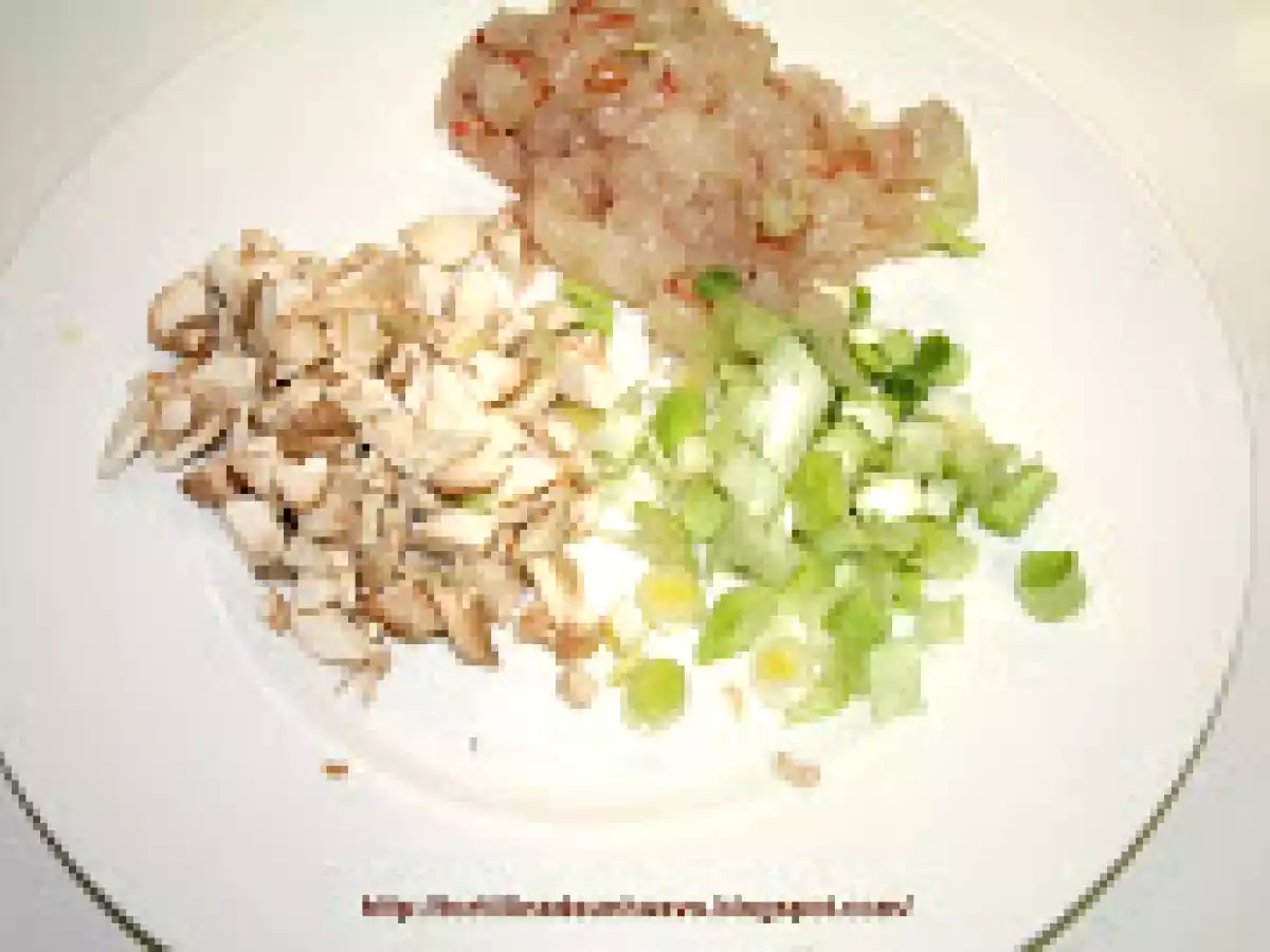 Bolitas de polenta rellenas de gambas, champiñones y ajos tiernos con salsa de piquillos - foto 2