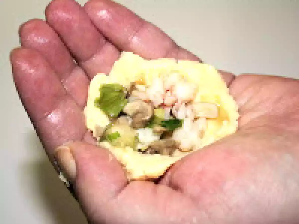 Bolitas de polenta rellenas de gambas, champiñones y ajos tiernos con salsa de piquillos - foto 3