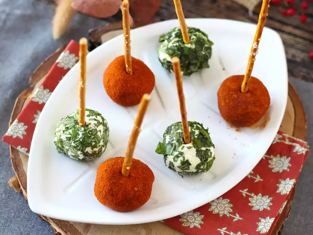 Bolitas de queso con ricotta y parmesano, un aperitivo fácil y vistoso que se prepara en minutos