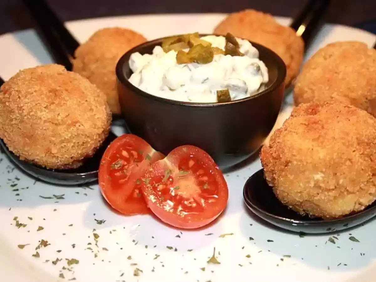 Bolitas de salmón con salsa tártara