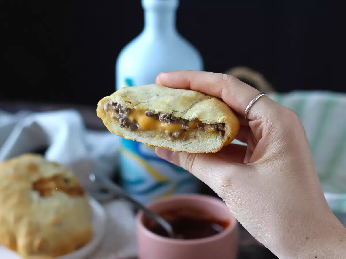 Bollitos de masa de pizza rellenos de carne picada y cheddar en freidora de aire - foto 3