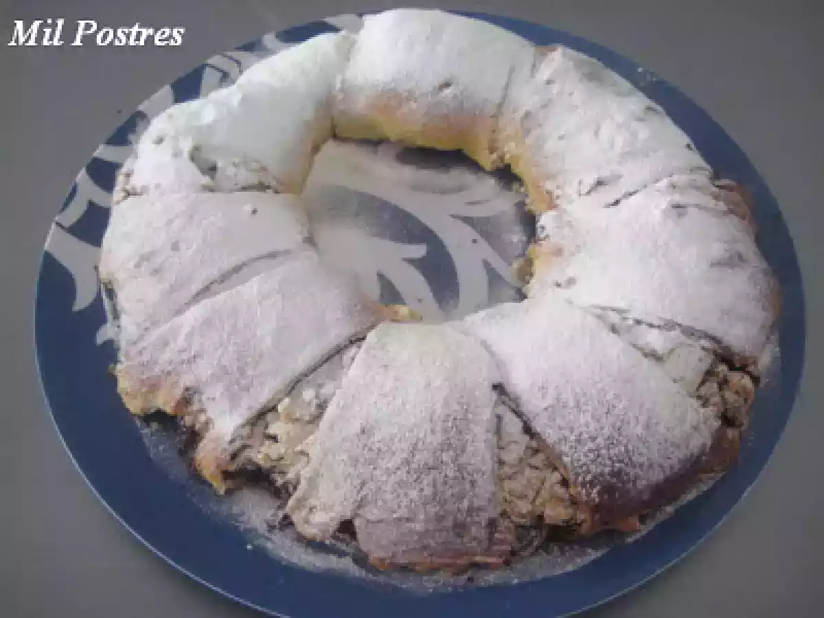 Bollo relleno de merengue francés y frutos secos