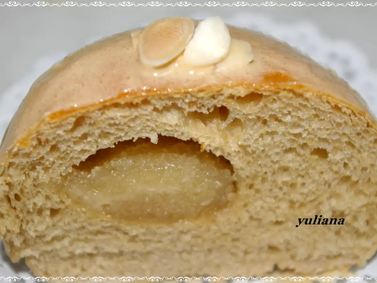 Bollos de café rellenos de mazapán.
