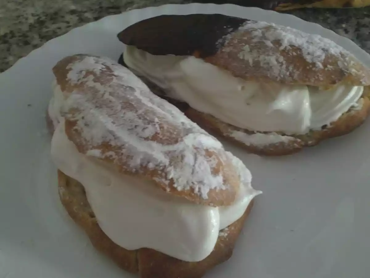 Bollos rellenos de merengue italiano