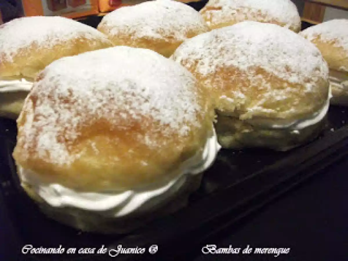 Bollos rellenos de merengue suizo