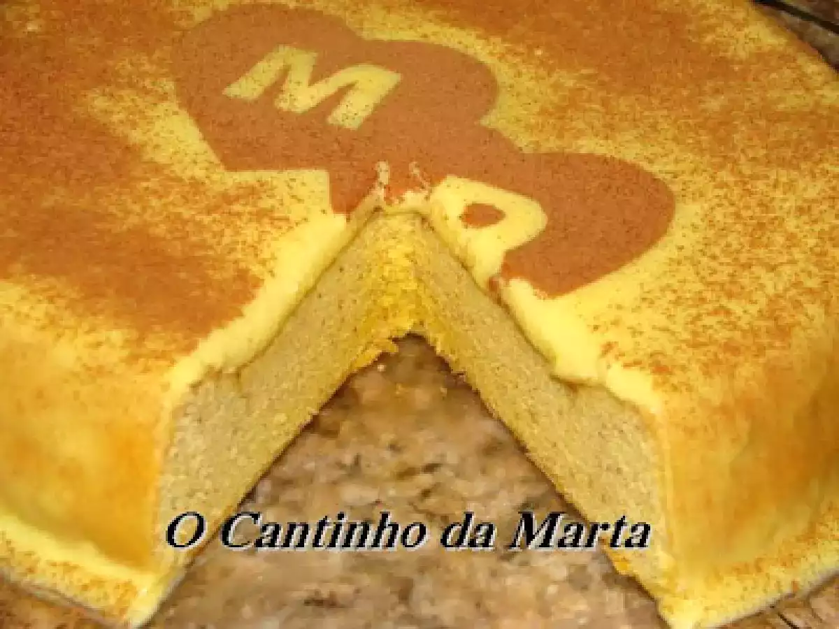 Bolo de Amêndoa com Cobertura de Custard e Canela