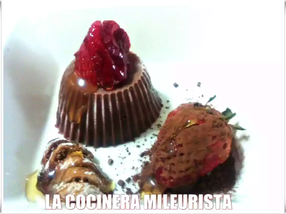 Bombón de chocolate relleno de higos y fresas