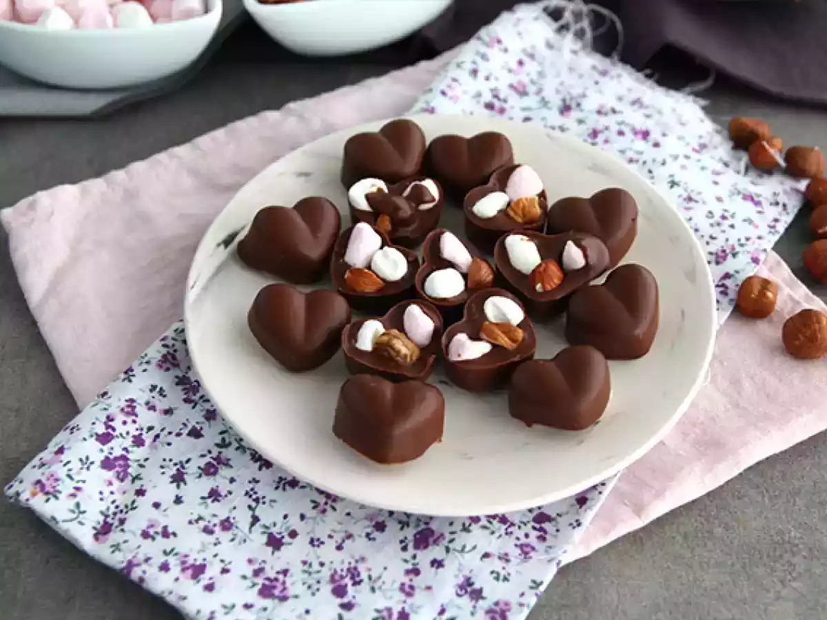 Bombones de chocolate con esponjitas y avellanas