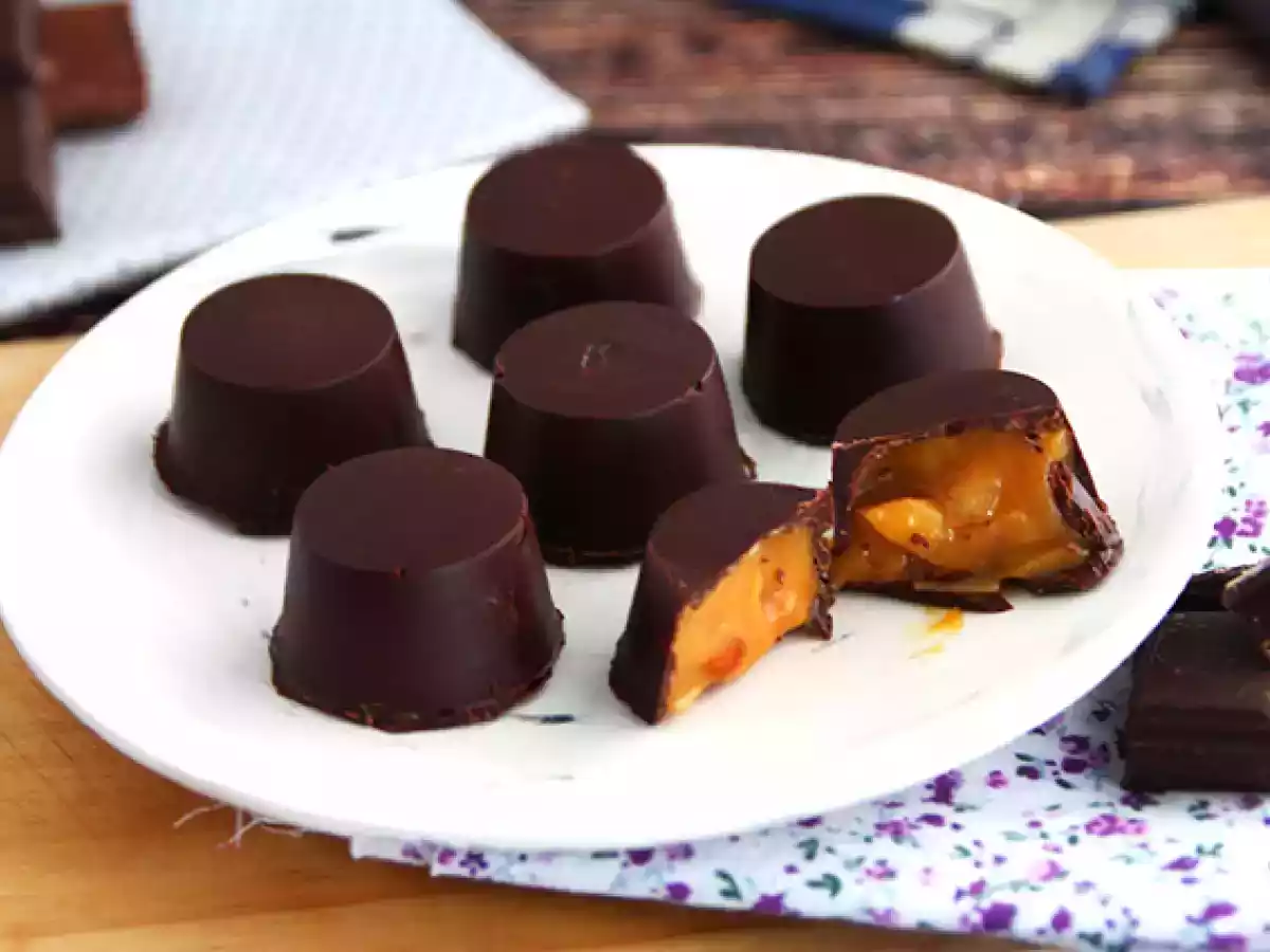 Bombones de chocolate negro con caramelo y almendras