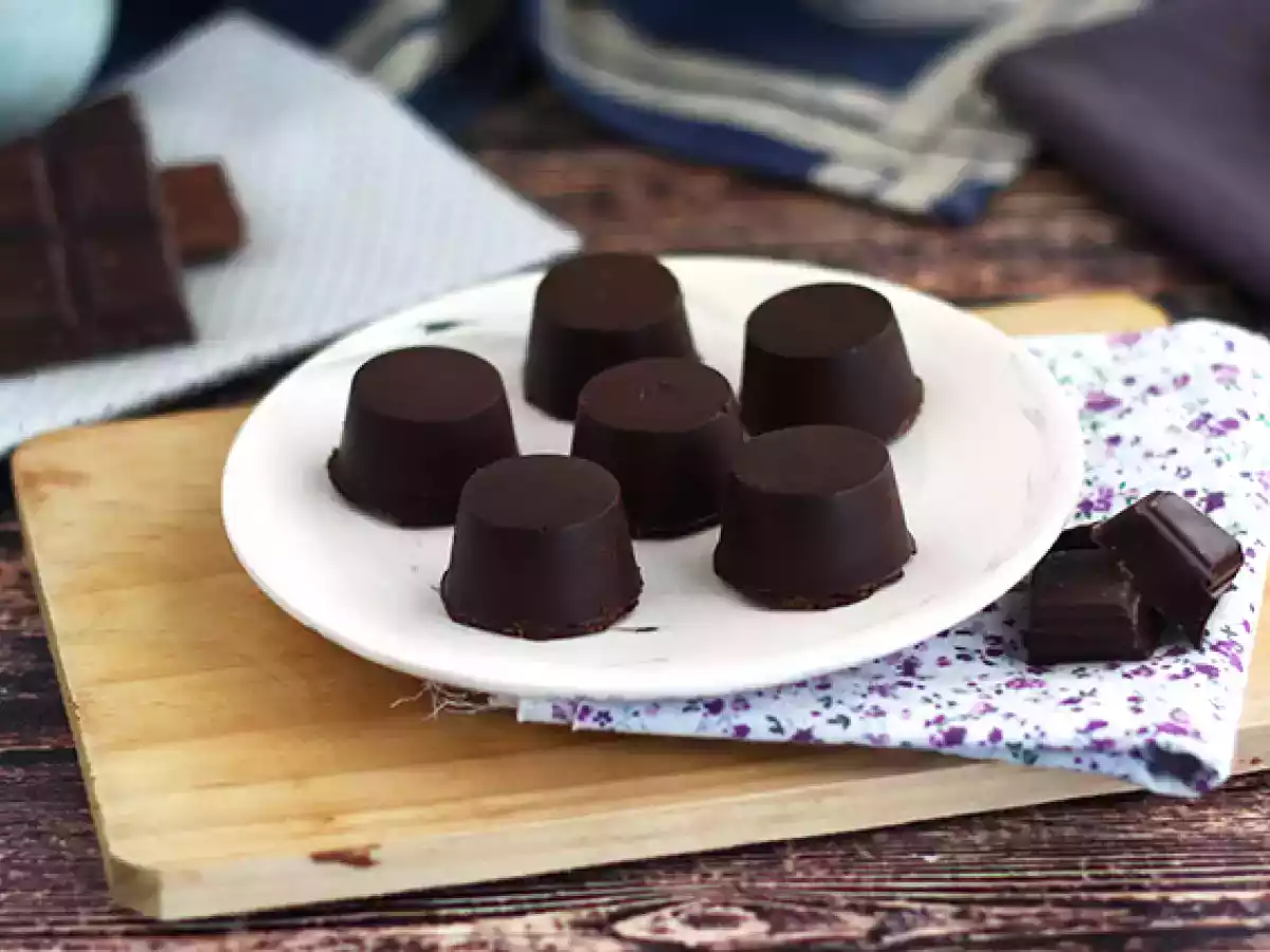 Bombones de chocolate negro con caramelo y almendras - foto 3