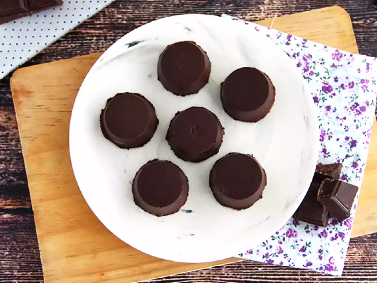 Bombones de chocolate negro con caramelo y almendras - foto 4