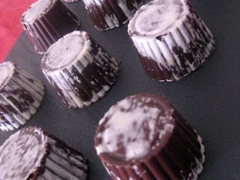 Bombones de chocolate rellenos con praliné de almendras