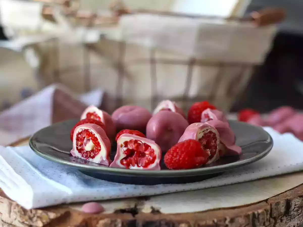 Bombones de frambuesa, chocolate blanco y chocolate ruby al estilo Franui - foto 3