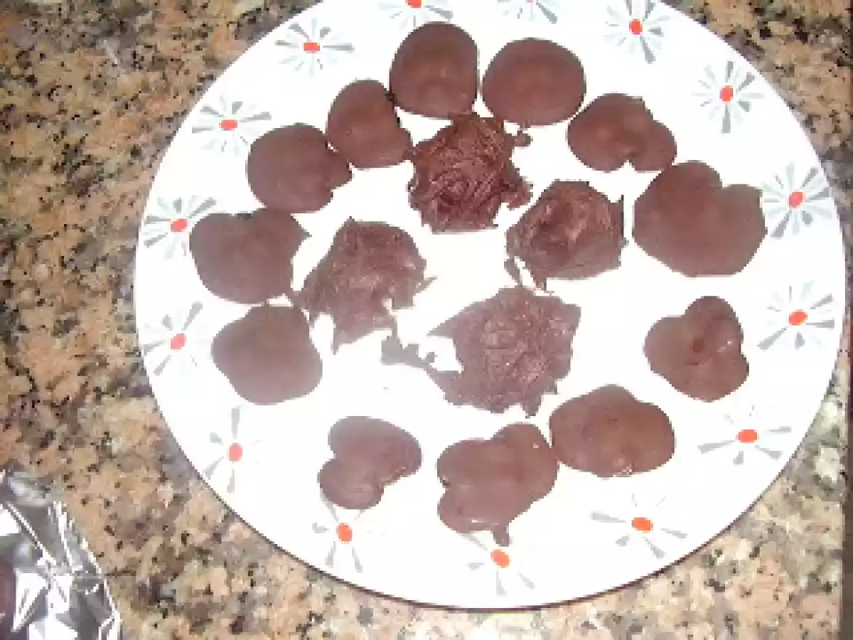 BOMBONES TRES EN UNO: ALMENDRA, CEREZAS CON LICOR Y CAFÉ