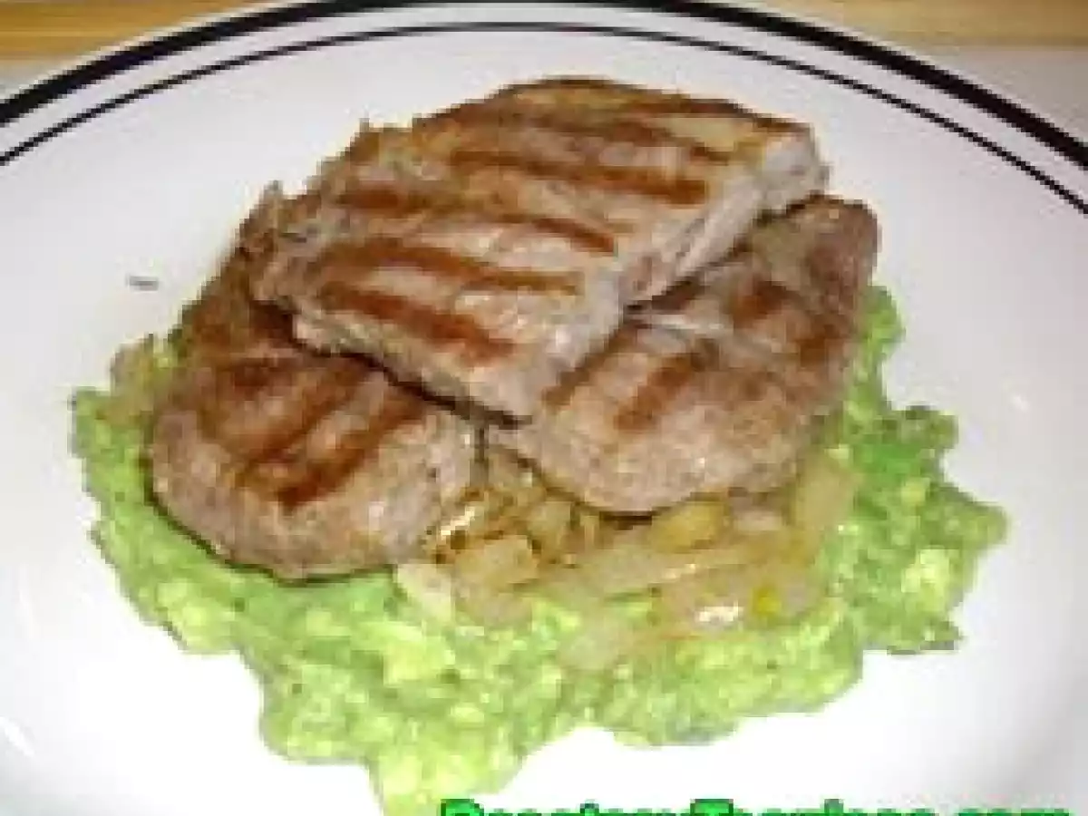 Bondiola sobre colchón de guacamole y cebollas