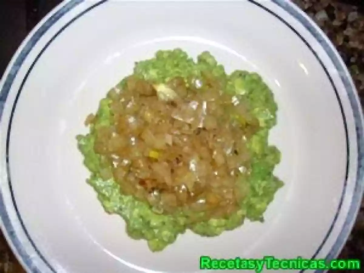 Bondiola sobre colchón de guacamole y cebollas - foto 2