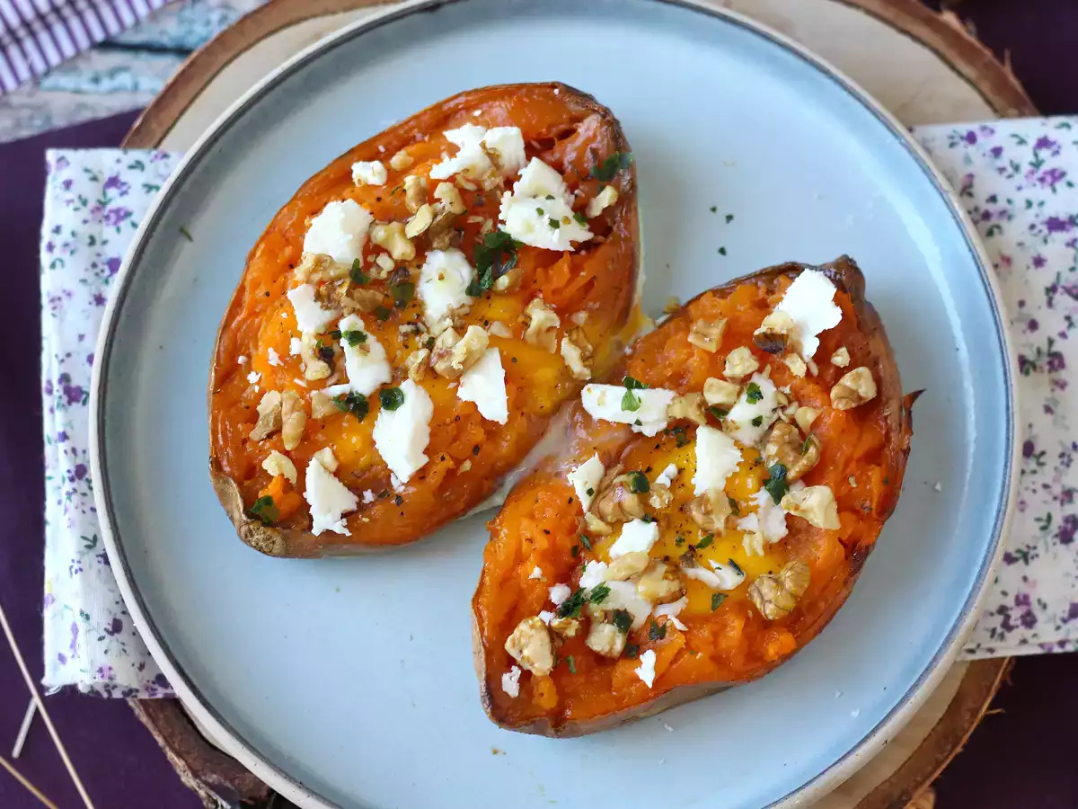 Boniato asado con huevo, queso feta, miel y nueces