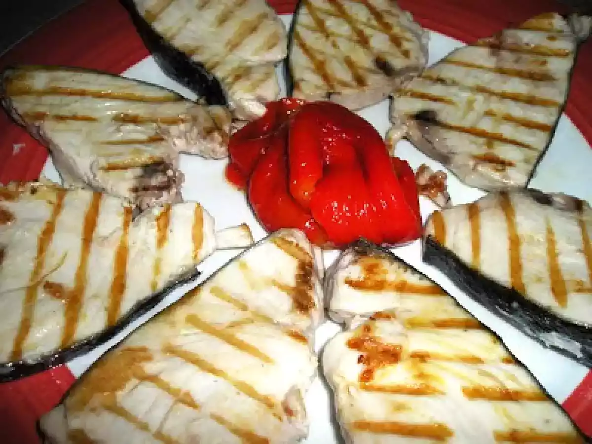 Bonito a la plancha con fritada de ajos y pimientos asados