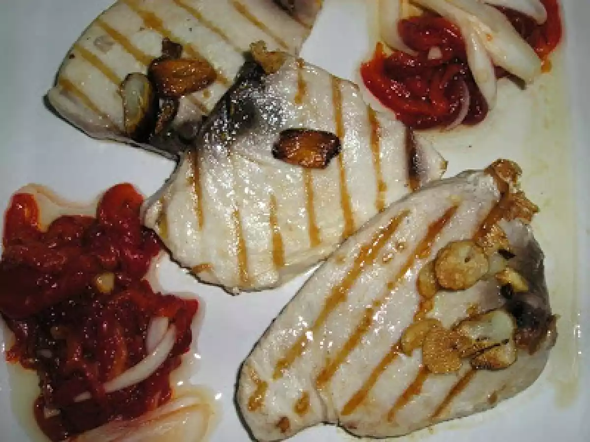 Bonito a la plancha con fritada de ajos y pimientos asados - foto 2