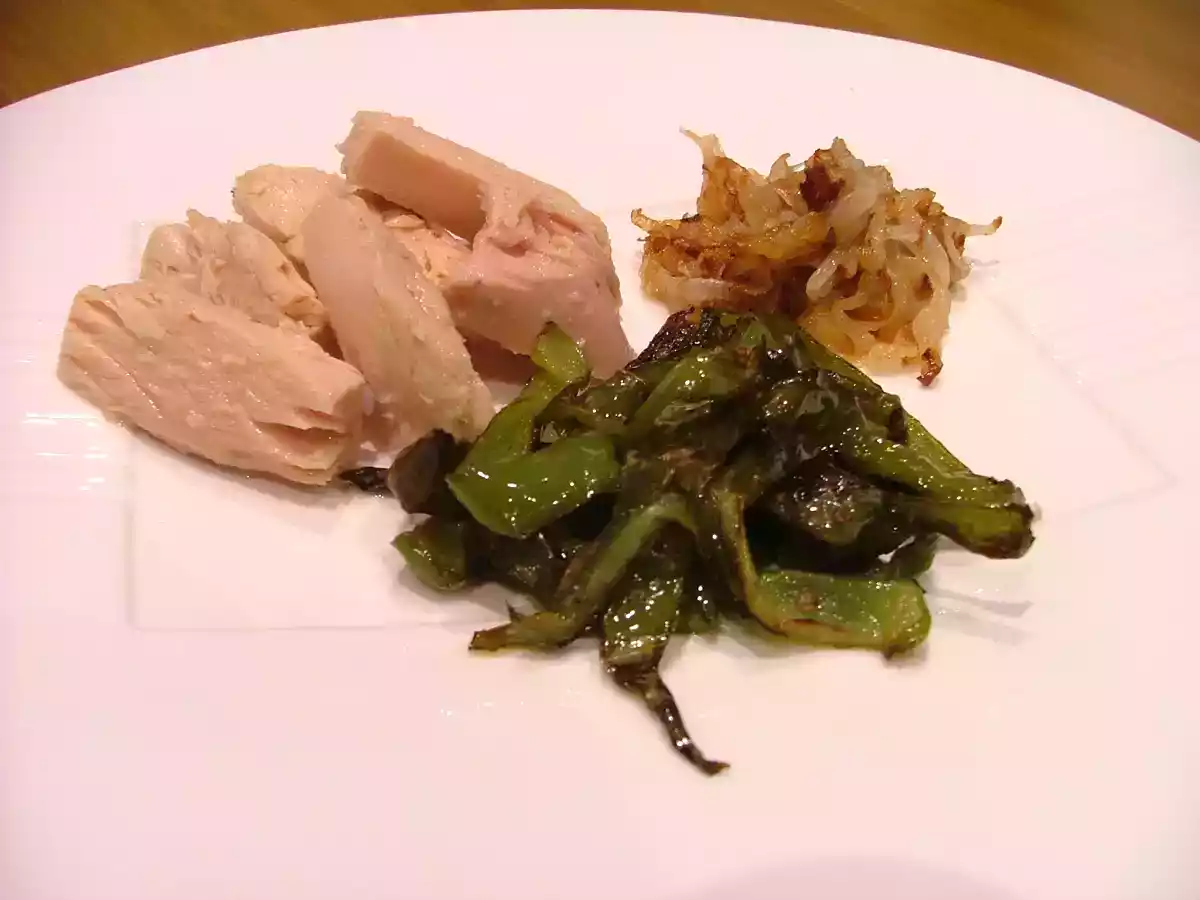 Bonito del Norte con cebolla y pimiento verde - foto 2