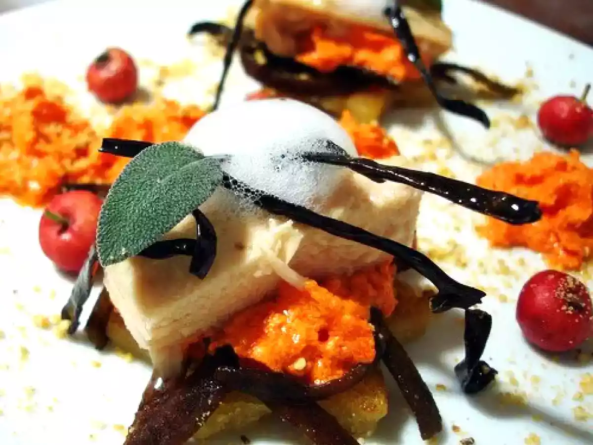 Bonito del Norte con espuma de piquillos sobre pan de jengibre