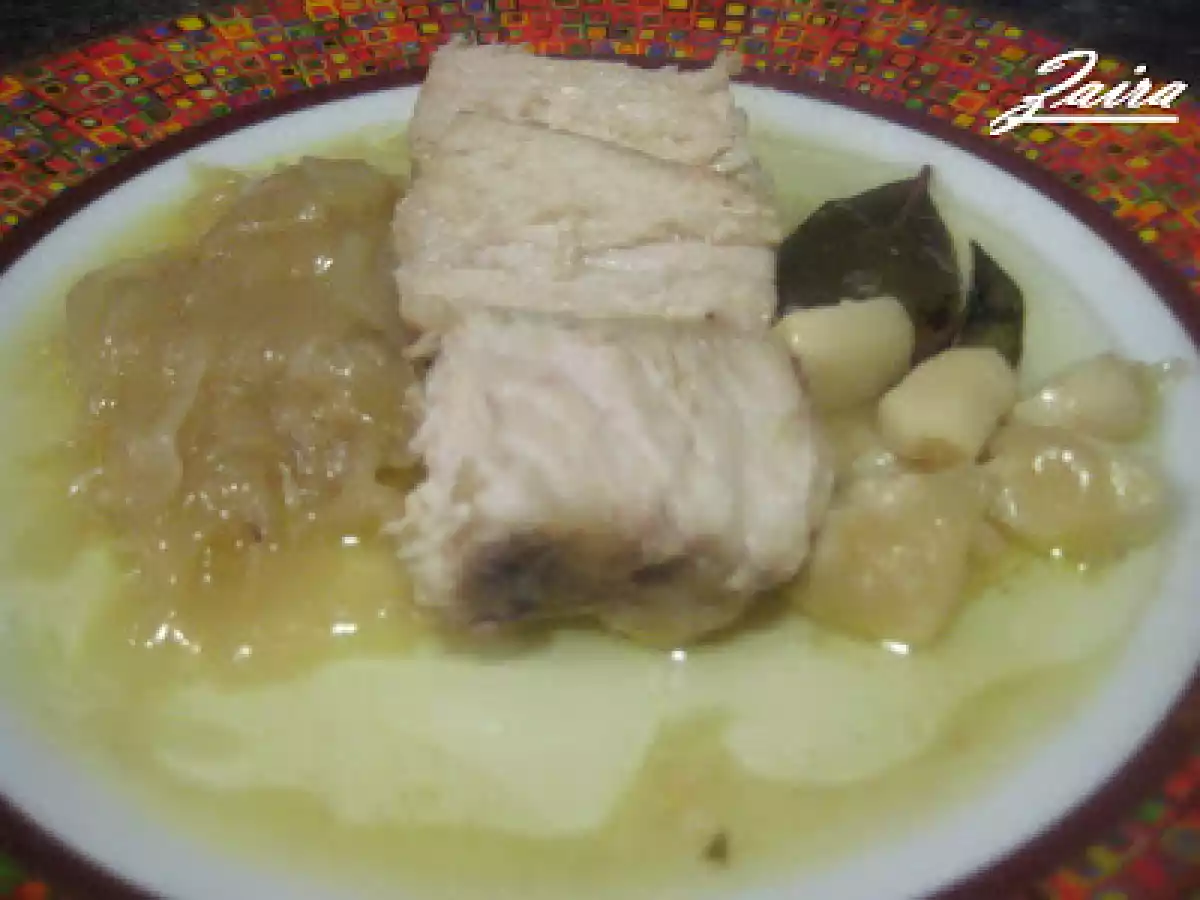 Bonito encebollado al vino blanco