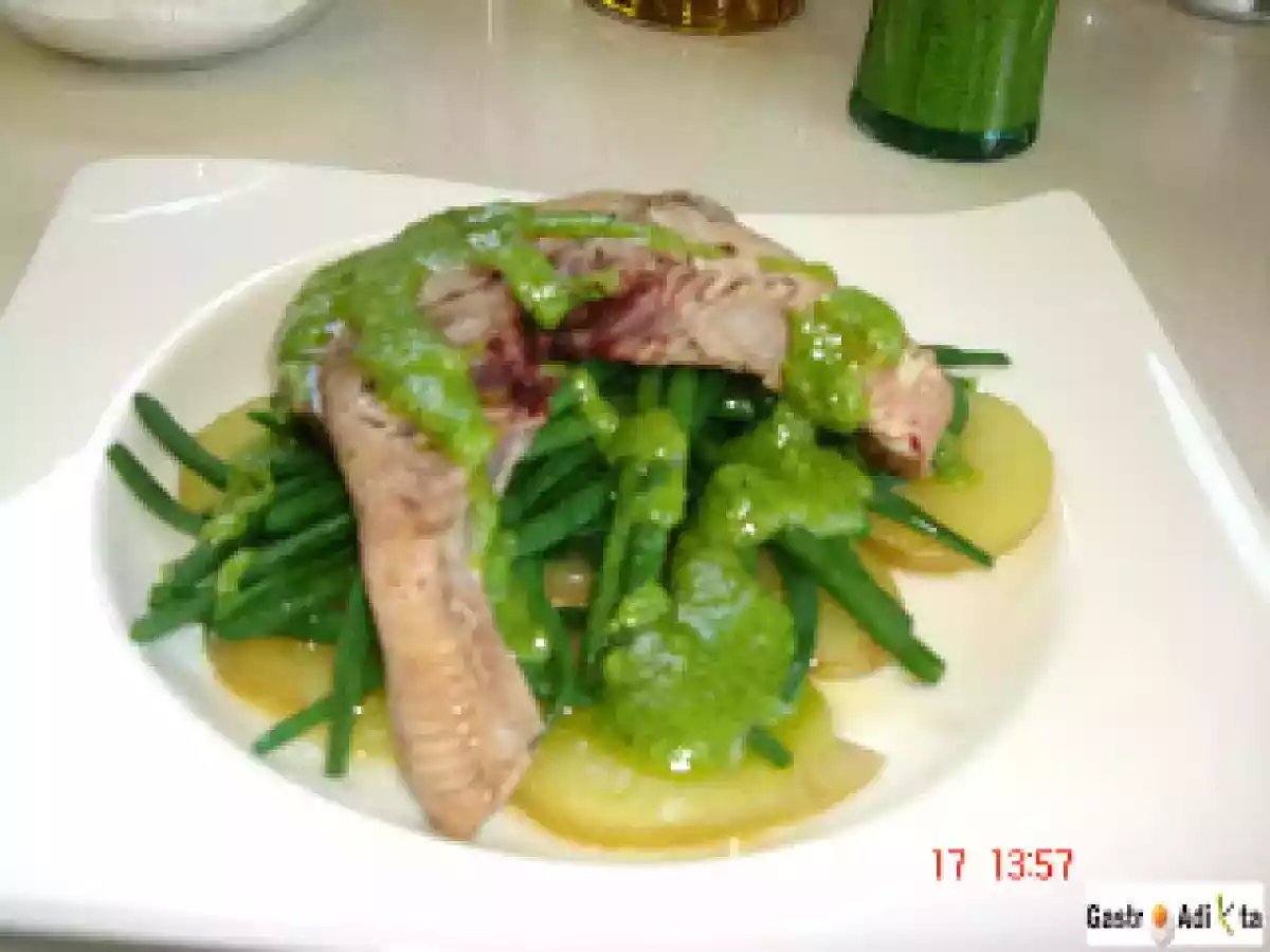 Bonito, patata y judía verde con pesto