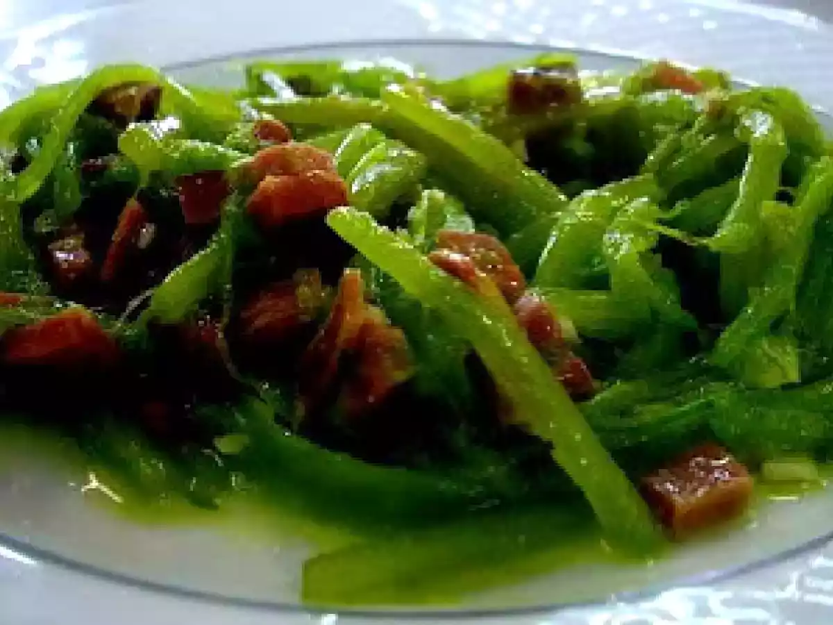 Borrajas templadas en tallos sazonadas con foie y jamón de Teruel