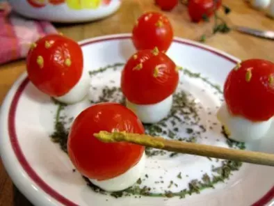 Bosque de setas de huevos de codorniz y tomates cherry