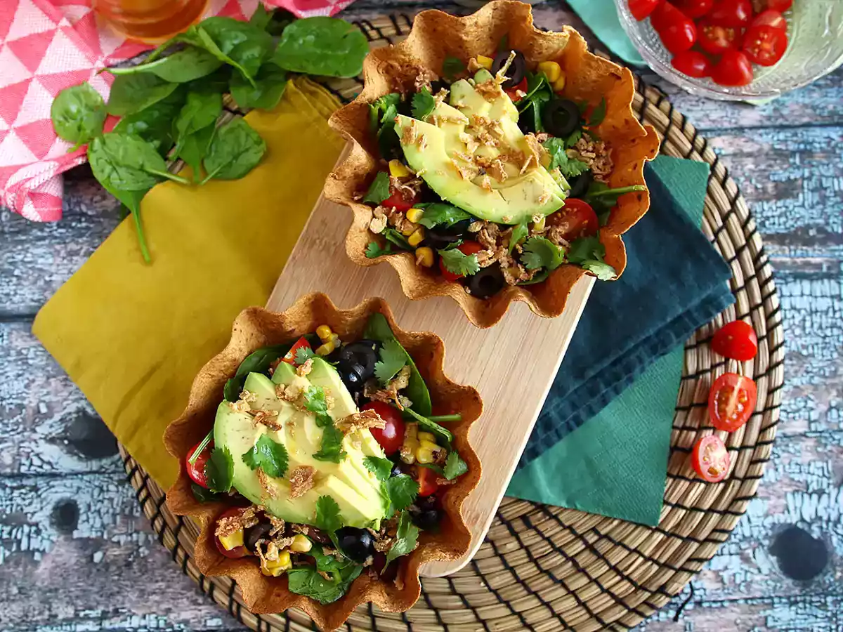 Bowl de tortilla de maíz con ensalada de alubias rojas - foto 2