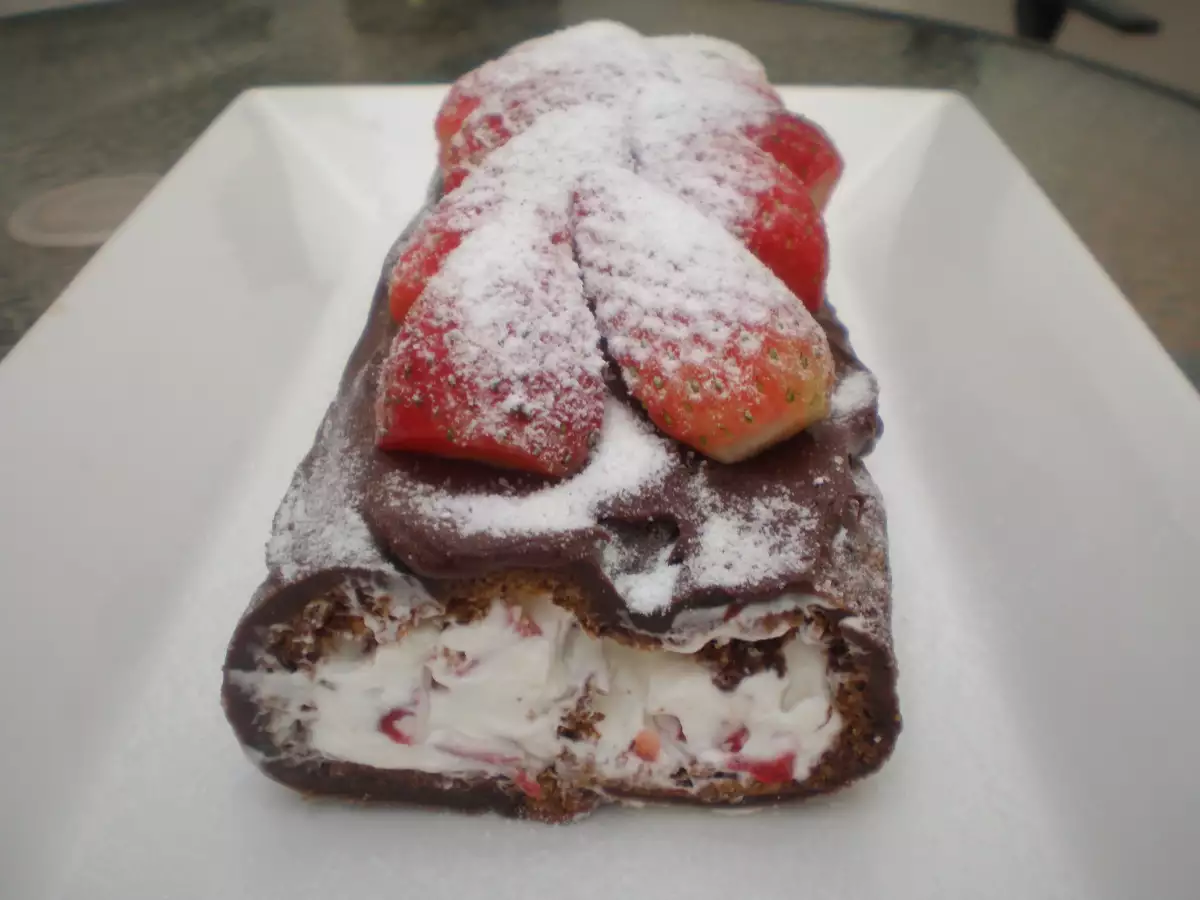 Brazo de chocolate con fresas y nata