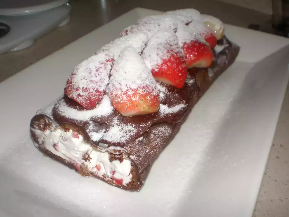 Brazo de chocolate con fresas y nata - foto 2