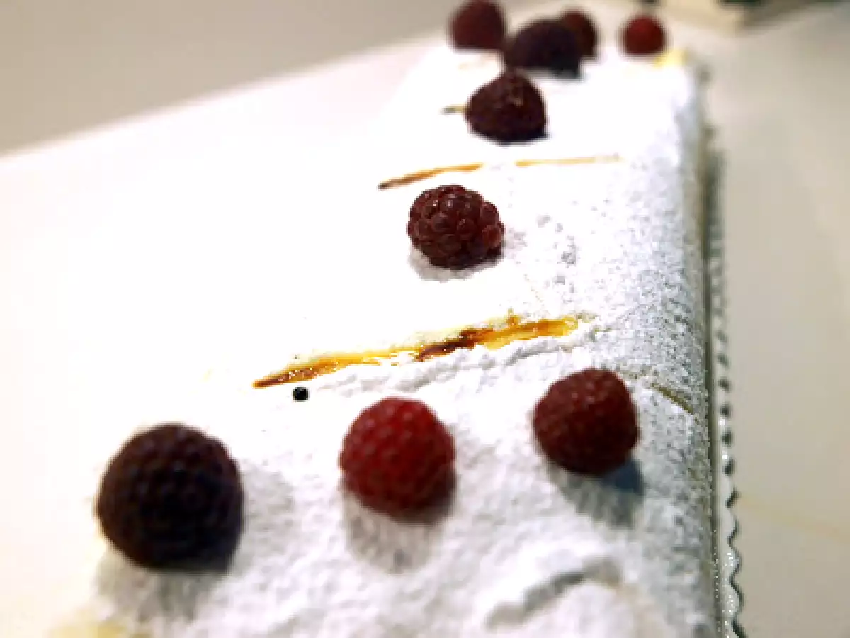 Brazo de fresas y piña con nata - foto 2