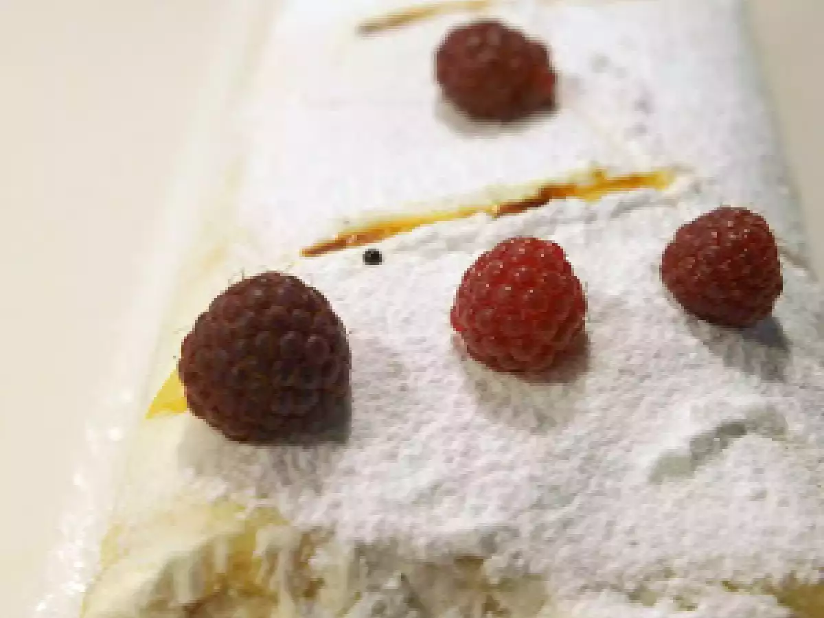 Brazo de fresas y piña con nata - foto 3
