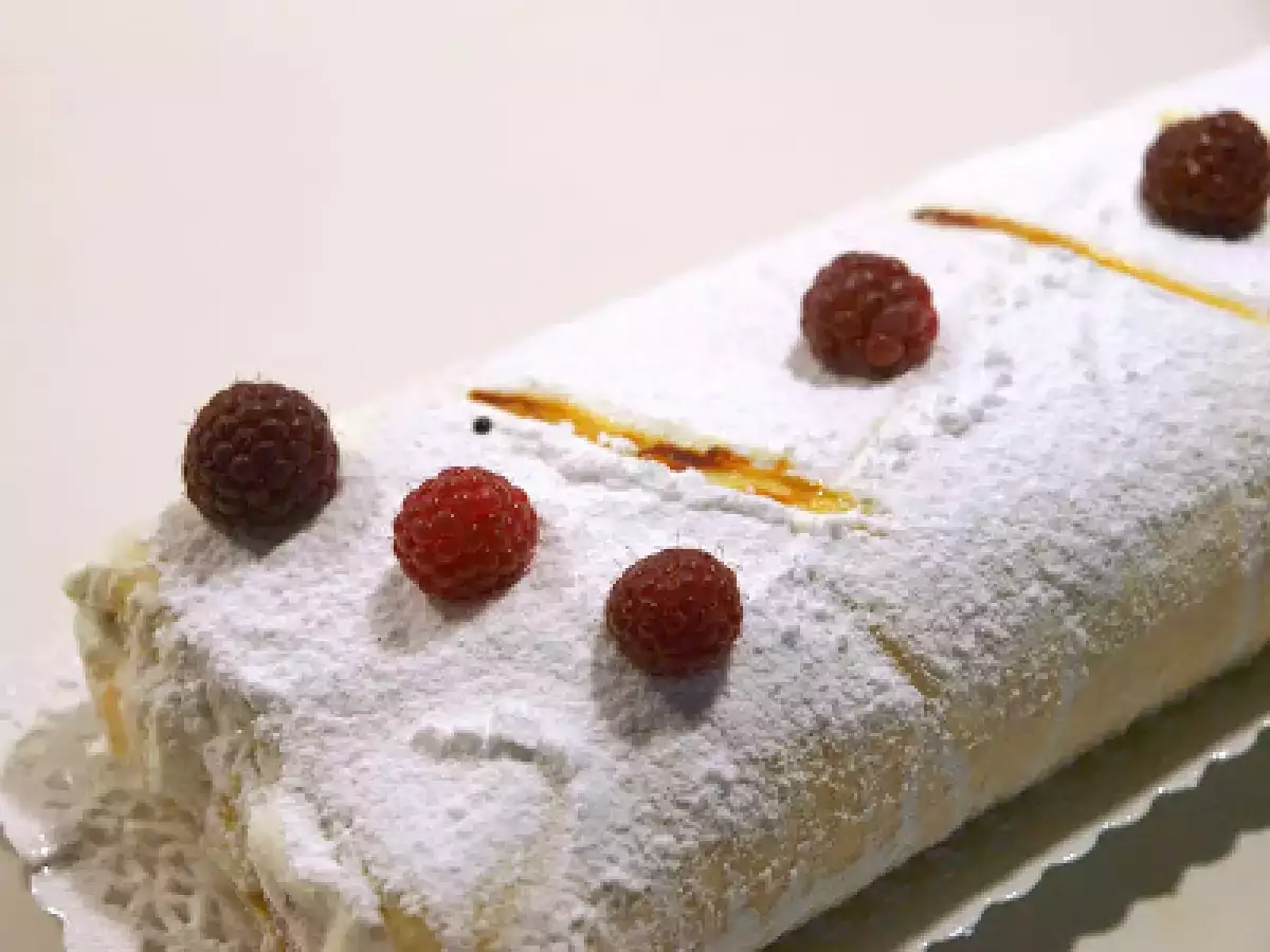 Brazo de fresas y piña con nata - foto 4
