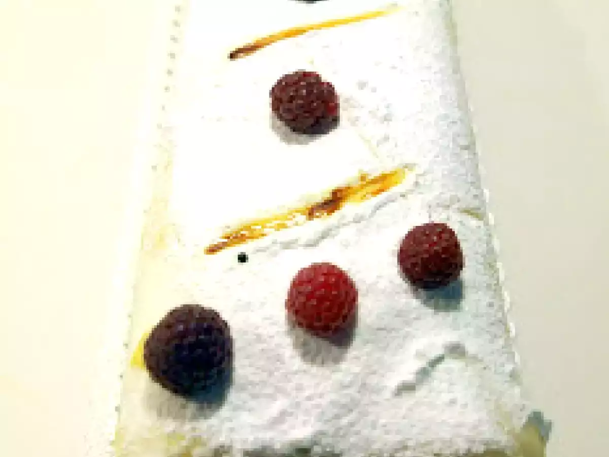 Brazo de fresas y piña con nata - foto 6