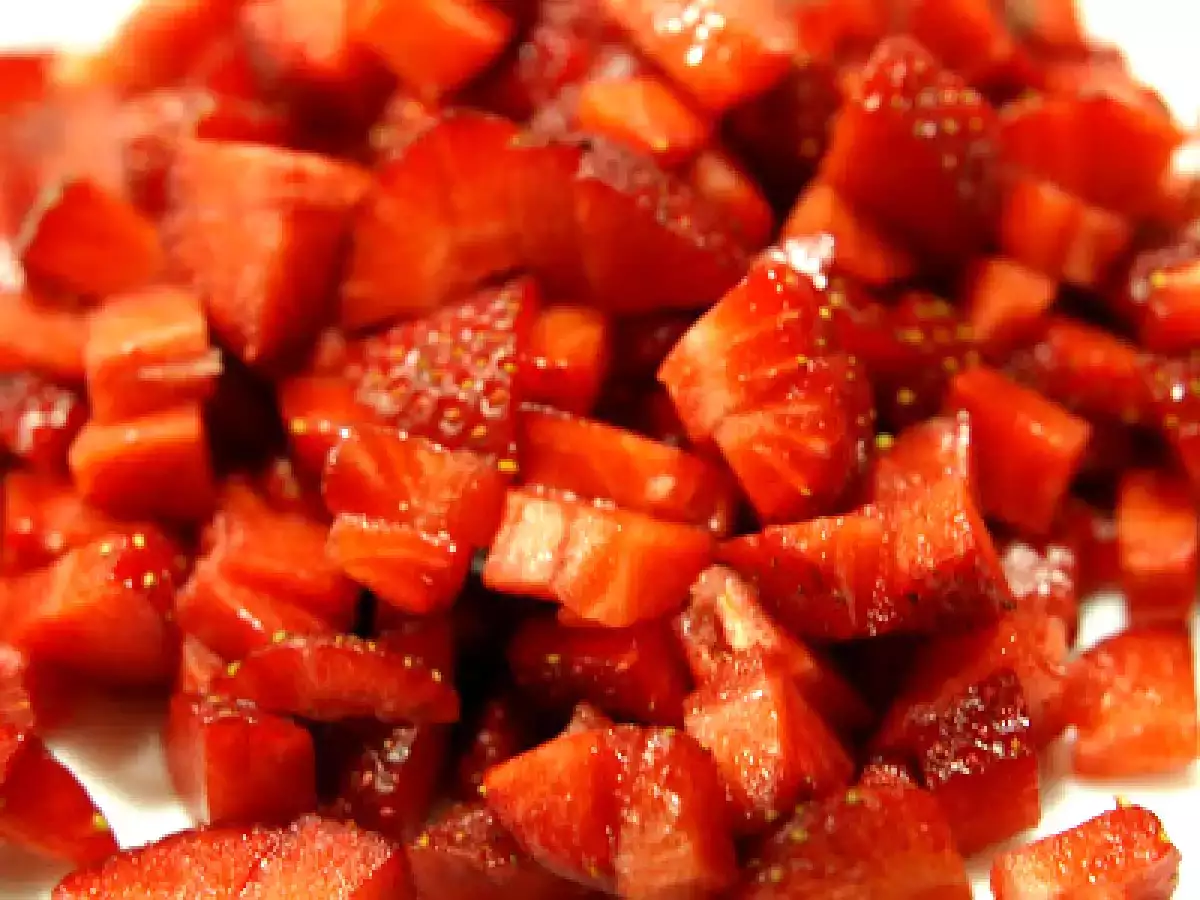 Brazo de fresas y piña con nata - foto 8