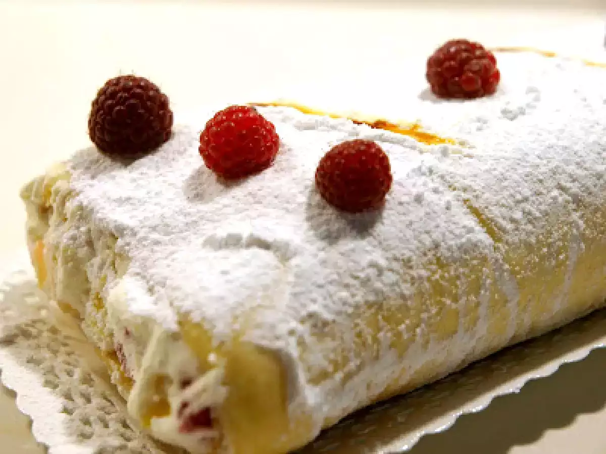Brazo de fresas y piña con nata - foto 9
