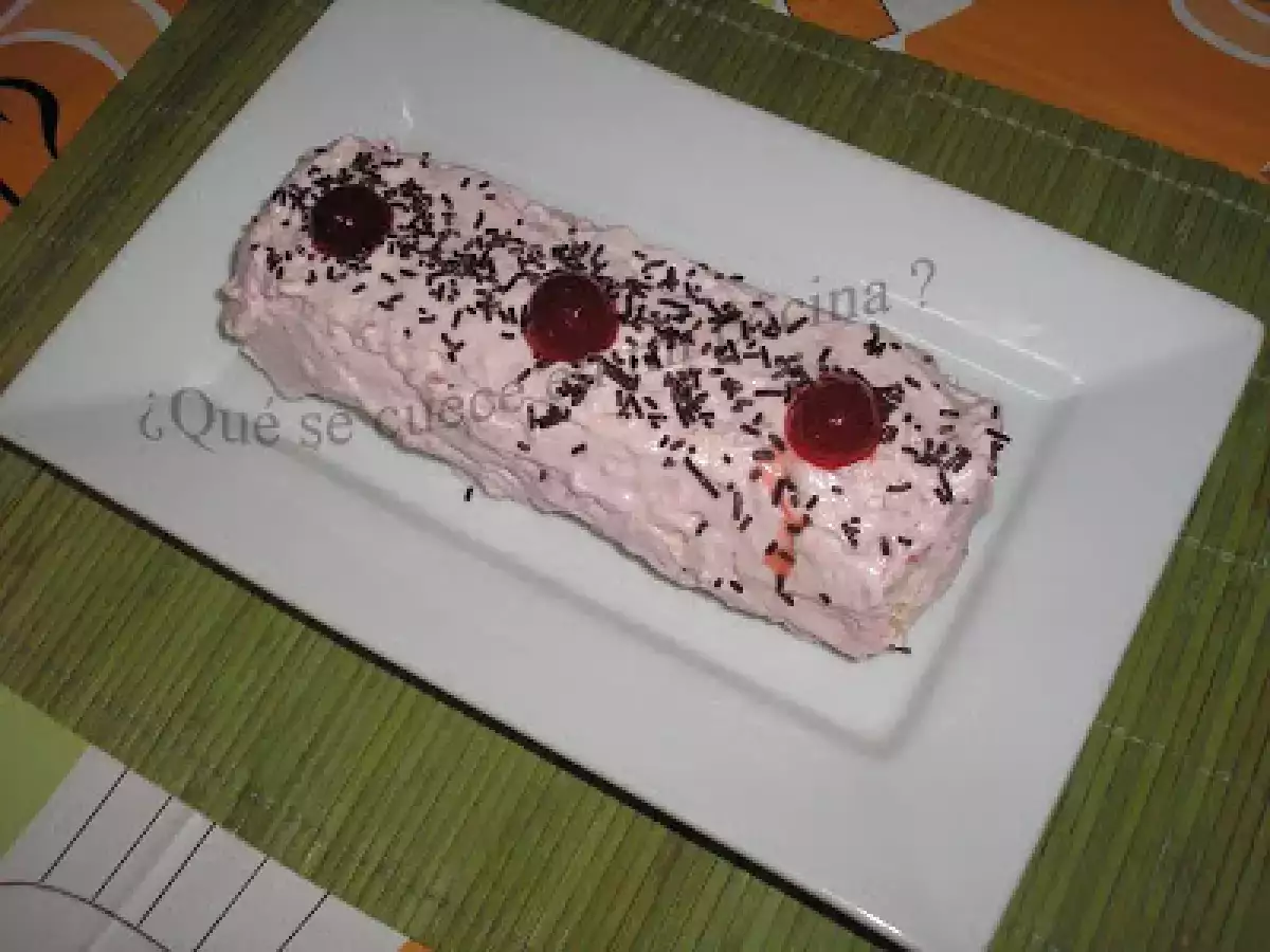 BRAZO DE GITANO CON CLARAS, FRESA Y YOGURT