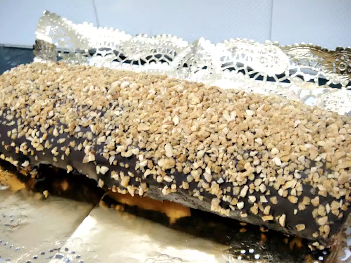 Brazo de gitano de chocolate y crocanti relleno de nata y frambuesa (y 6000 visitas) - foto 2