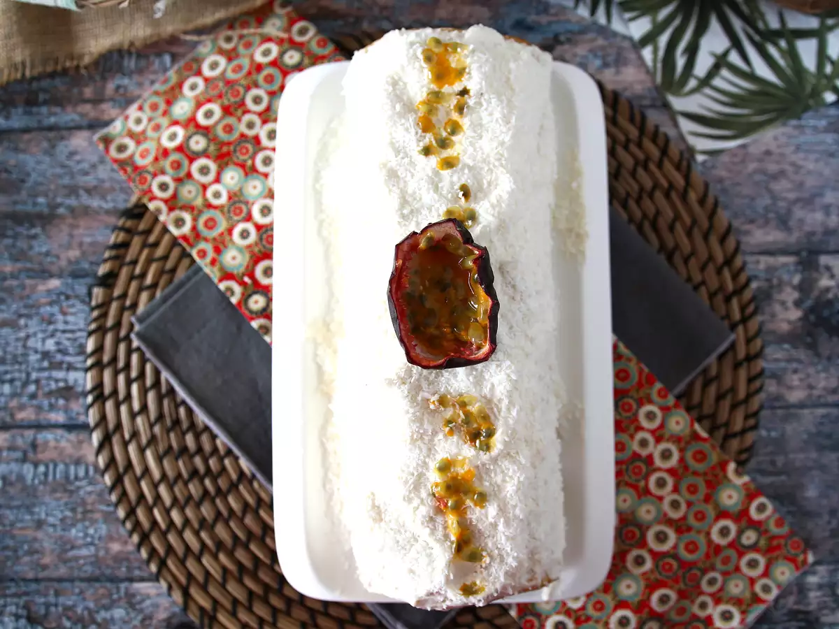 Brazo de gitano de coco y maracuyá - foto 3