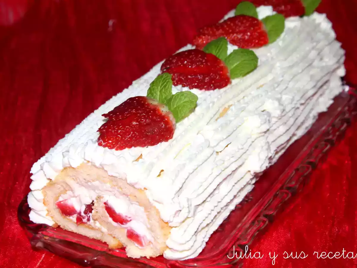 Brazo de gitano de nata y fresas