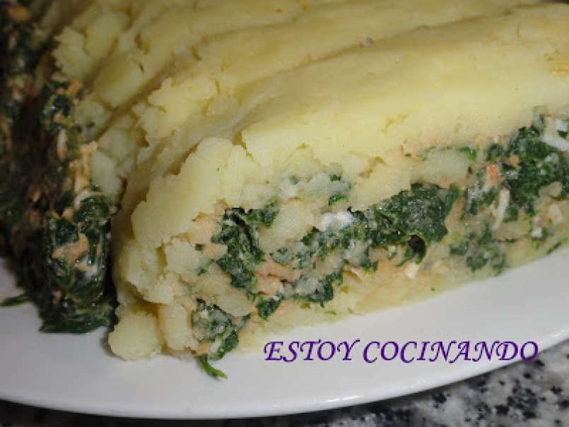 Brazo de puré de patata con espinacas, queso y atún, foto 1