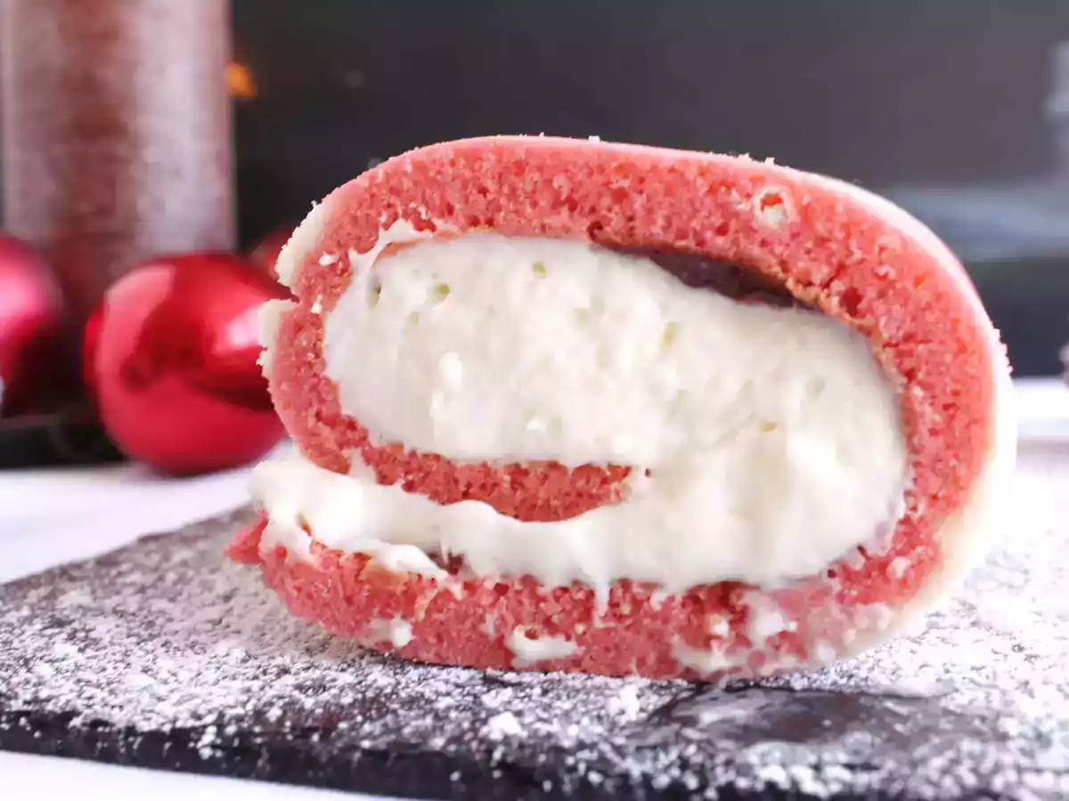 Brazo gitano relleno de confitura de fresa y mousse de chocolate blanco - foto 2