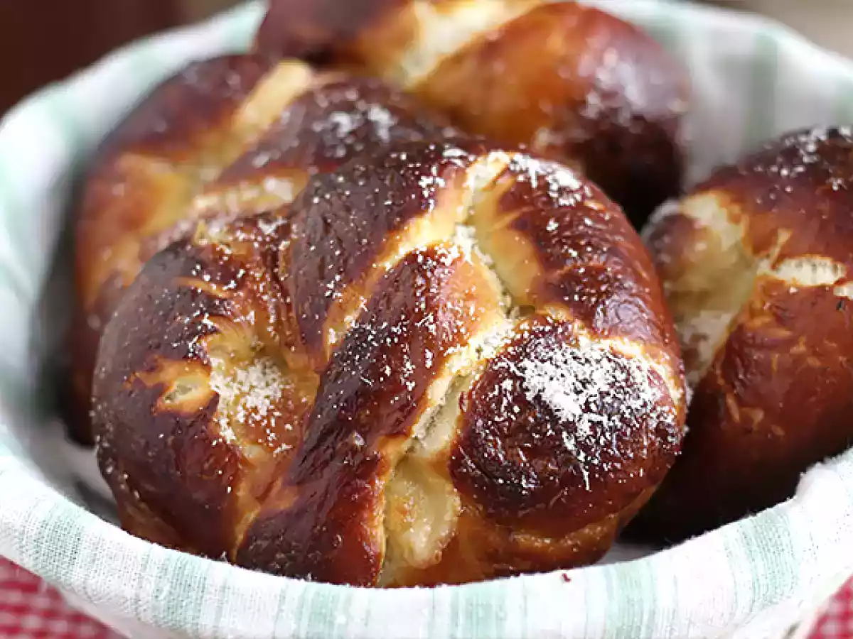 Bretzel con mozzarella y romero - foto 2