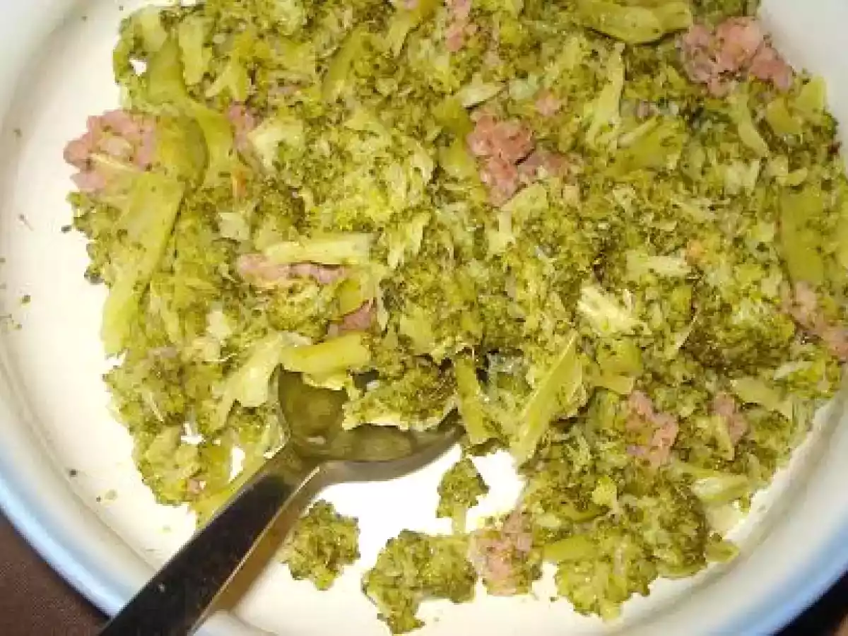 Broccoli e salsiccie (Brócoli con salchichas)