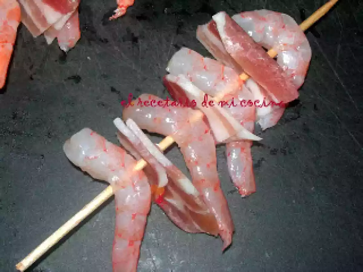 BROCHETA CRUJIENTE DE GAMBAS Y BACÓN - foto 2